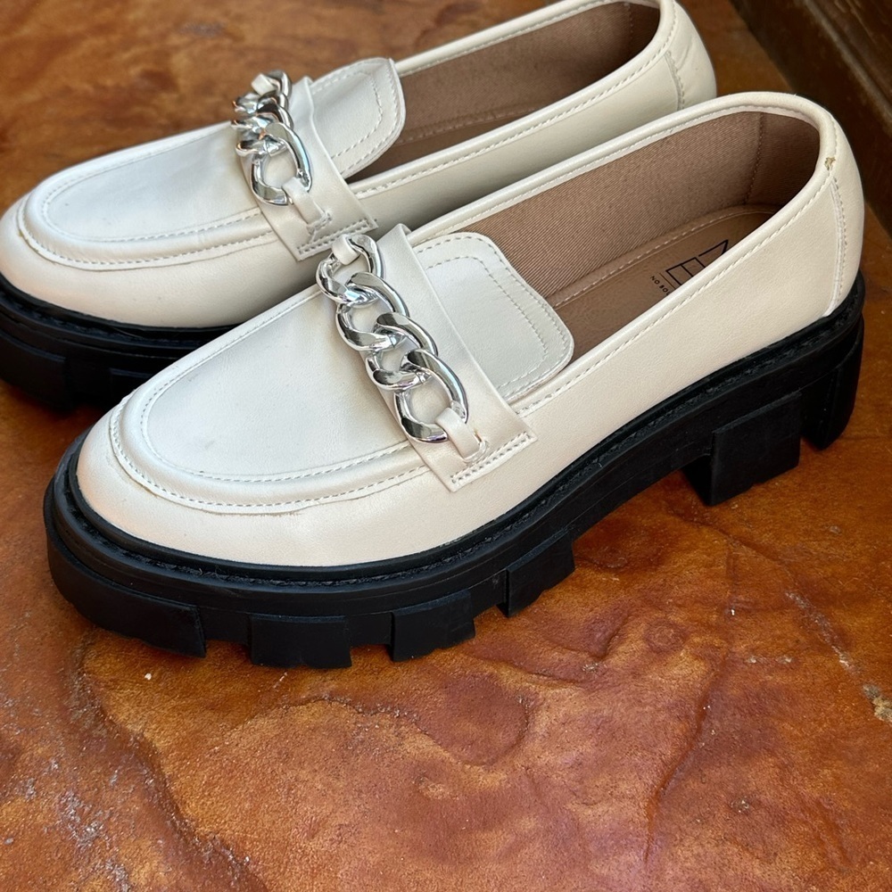 Nobo Cream Chunky Black Lug Sole Loafers with Silver Chain Hardware Sz 6